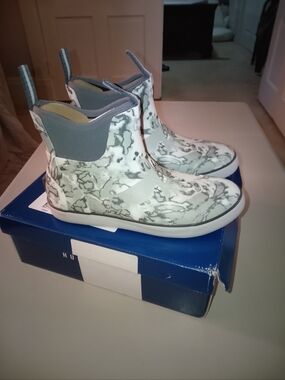 BNIB MENS HUK FISHING/ BOATING FOOTWEAR